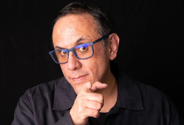 📚 Palabras que inspiran, voces que cuentan.

20.50 Sergio Rodríguez nos invita cada semana a descubrir un nuevo libro junto a su autor.

Hoy Alberto Chimal y su libro "Las máquinas enfermas".

Escúchanos en:
📻 101.3/106 FM
💻 telemadrid.es/emision-en-dir…