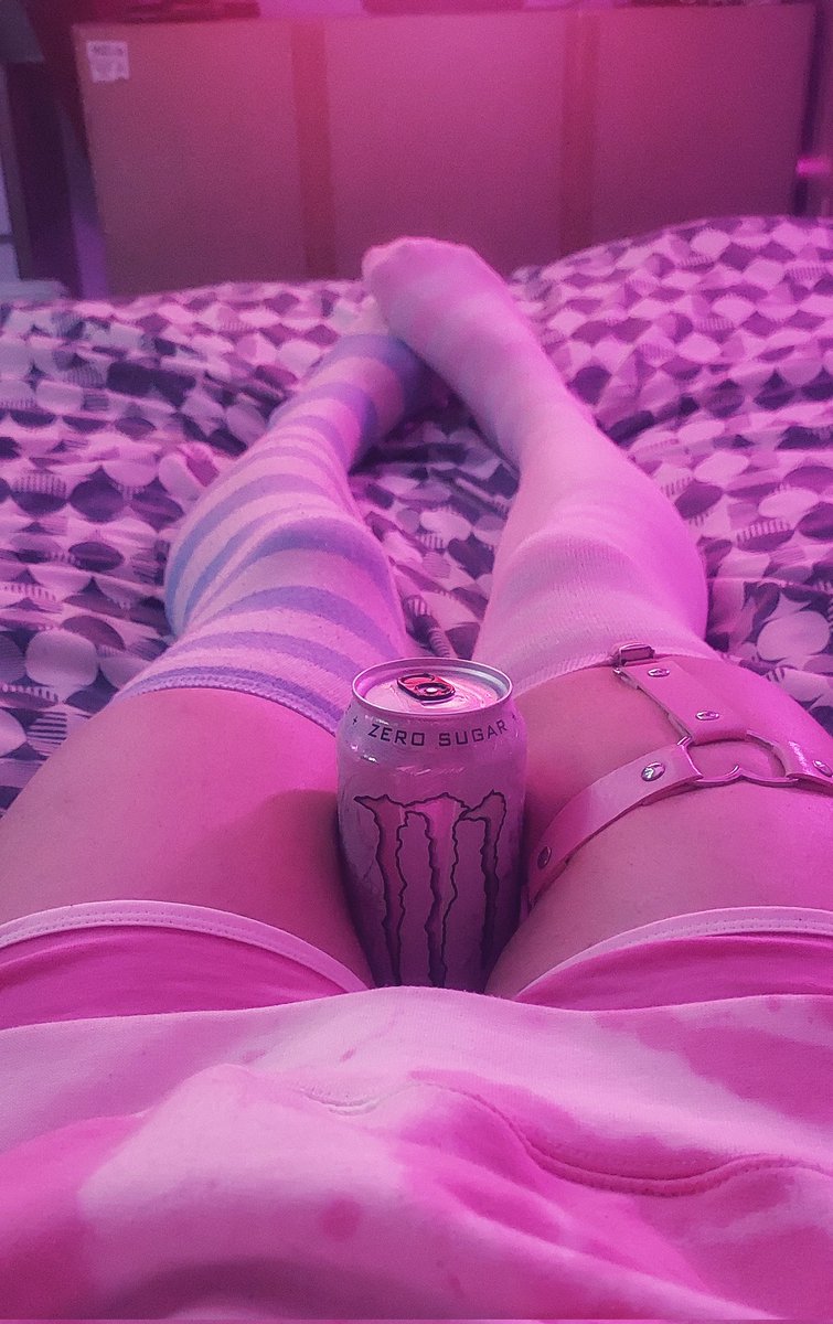 Dizzyeksdee's tweet image. This could be you but you'd rather be playing Minecraft 💀

#femboy #goth