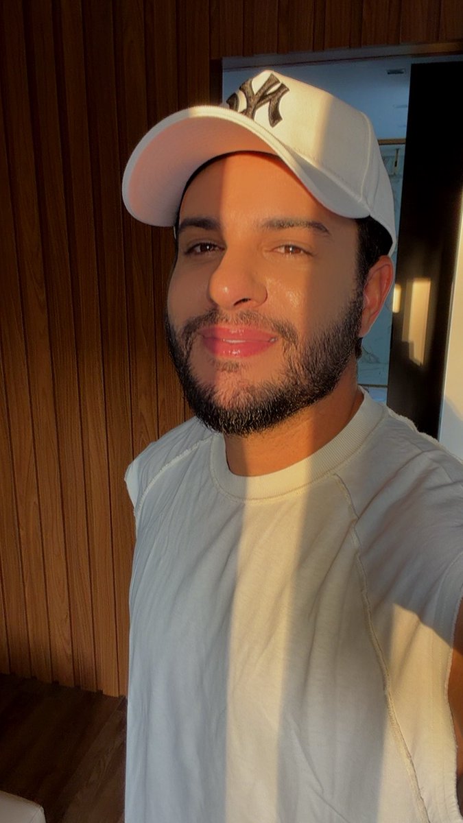 tccantor's tweet image. Passando pra desejar uma quarta pra todo mundo e lembrar que amanhã é o lançamento de “Amor do Mês”! 😍 Por aqui, a expectativa tá a mil! 🔥