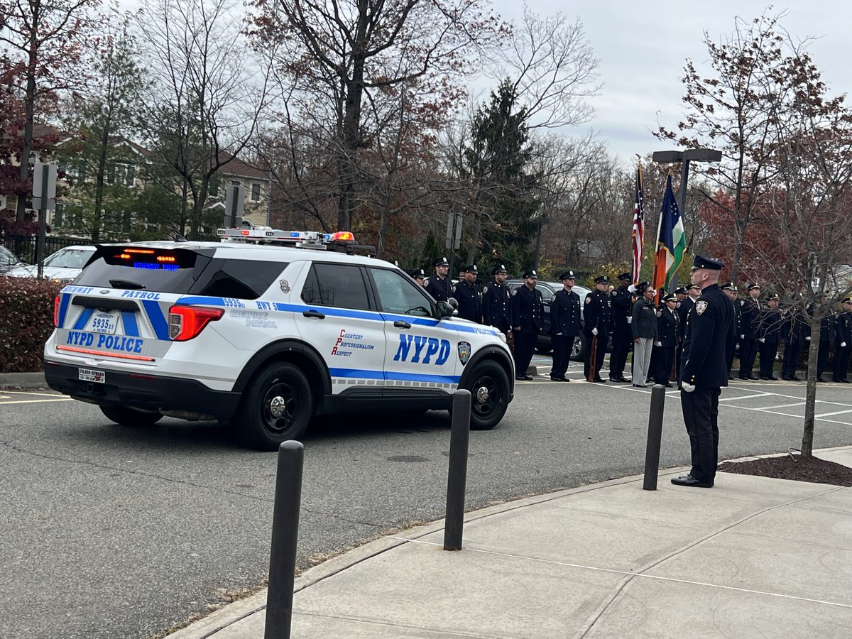 NYPD1stDep's tweet image. We mourn the passing of Retired Lieutenant Anthony DiPalma. 

With 44 years on the job, he was the longest serving uniformed member of the service. He looked out for our cops, mentored generations, and served with heart. 

Our condolences to his family and colleagues.