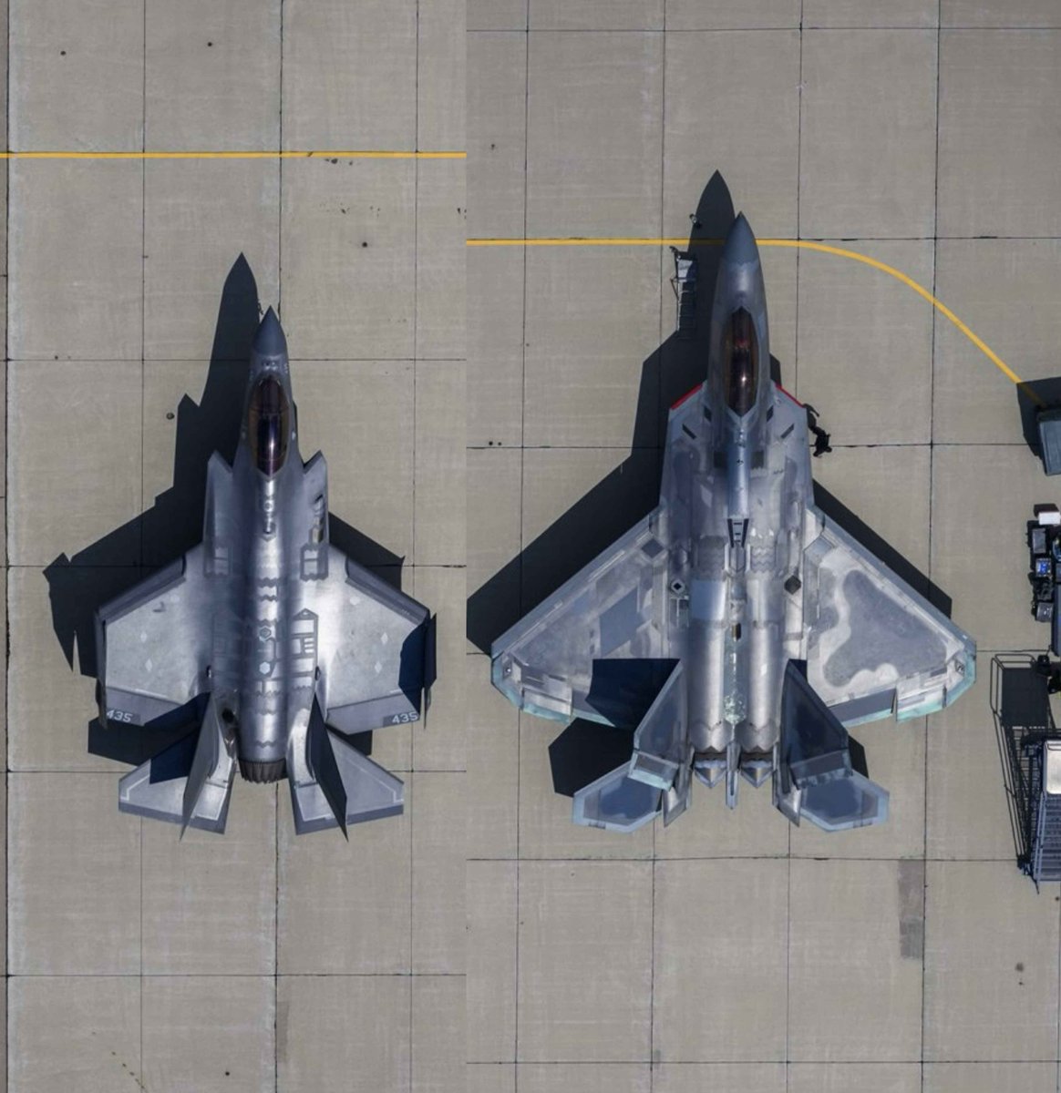F-35C ile F-22 arasındaki boyut farkı. 

F-35C, 15.7 metre uzunluk ile 13.1 metre kanat açıklığına, F-22 ise 18.9 metre uzunluk ve 13.5 metre kanat açıklığına sahip. Görselde F-35'in kanat uçları katlı.