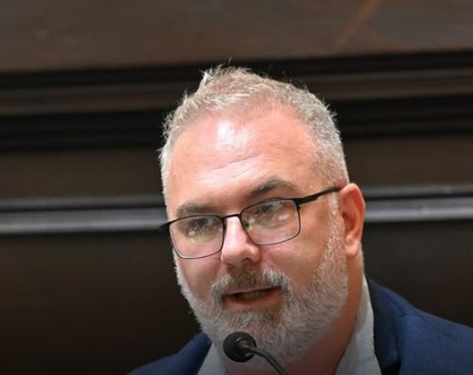 La Justicia dictó una perimetral de 200 metros contra el diputado bonaerense de La Libertad Avanza, Sebastián Pascual, en una causa por violencia de género impulsada por Paola Albarracín, quien lo acusa de amenazas, hostigamiento y represalias tras denunciarlo por corrupción.