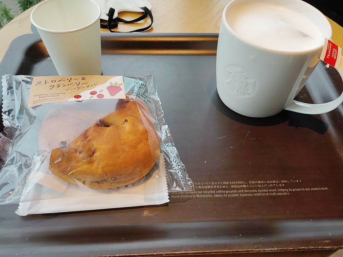 一番くじ買いにコンビニ行ったら9時かららしいのでスタバで時間つぶし中😂