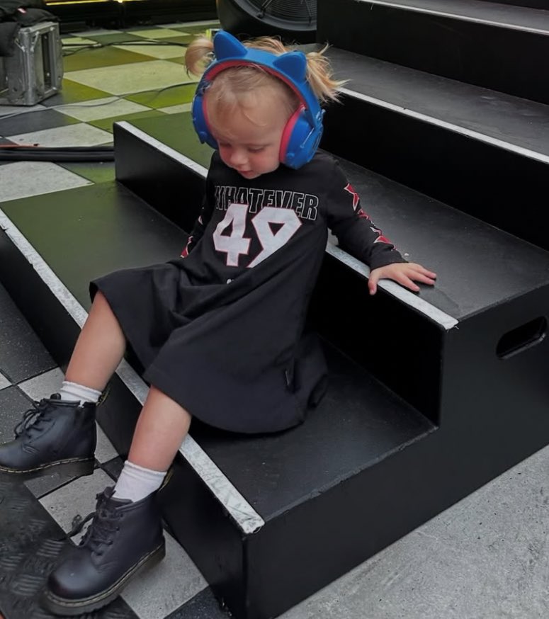 unfuckmgc's tweet image. ELA PEQUENININHA JÁ USANDO ALL BLACK E MINI COTURNINHOS, É FILHA DO MICHAEL MESMO 😭