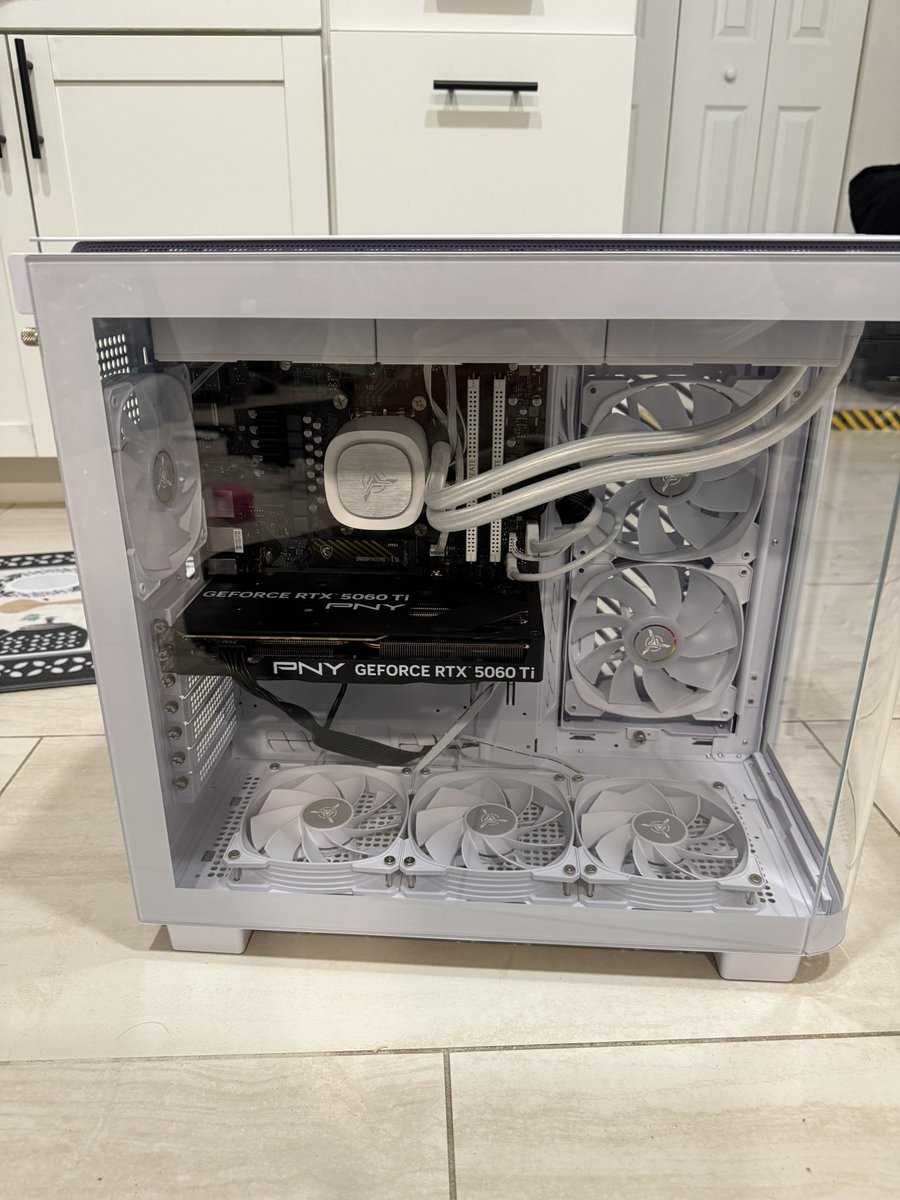 ItzRoro___'s tweet photo. From switching to keyboard and mouse on a 2018 Xbox one to finally buying my first PC God is good🧎🏼‍♂️‍➡️❤️ https://t.co/1dEAEtlHRo