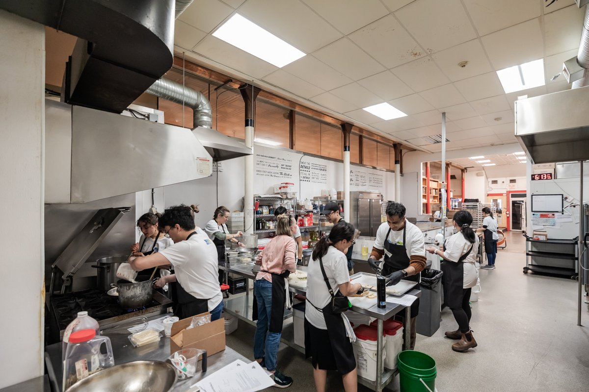 En partenariat avec <a href="/abetterlifevan/">A Better Life Foundation</a>, YVR a participé à 13 événements « Plenty of Plates » depuis 2024, offrant une expérience de restauration aux membres de la communauté du Downtown Eastside de Vancouver.

Découvrez leur objectif de servir 6 millions de repas d’ici 2026 :