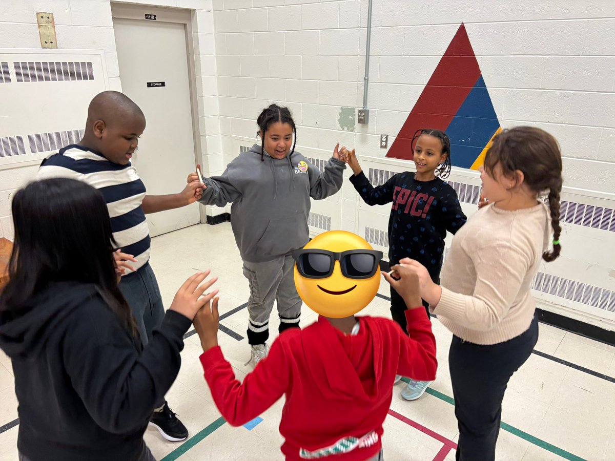 In Phys-Ed today we did a collaborative group challenge! Don’t drop the popsicle sticks! Ss had to press popsicle sticks between their index fingers and form a circle. Then they did different movements without dropping their sticks! <a href="/StElizabethOCSB/">St. Elizabeth School</a> 🦅