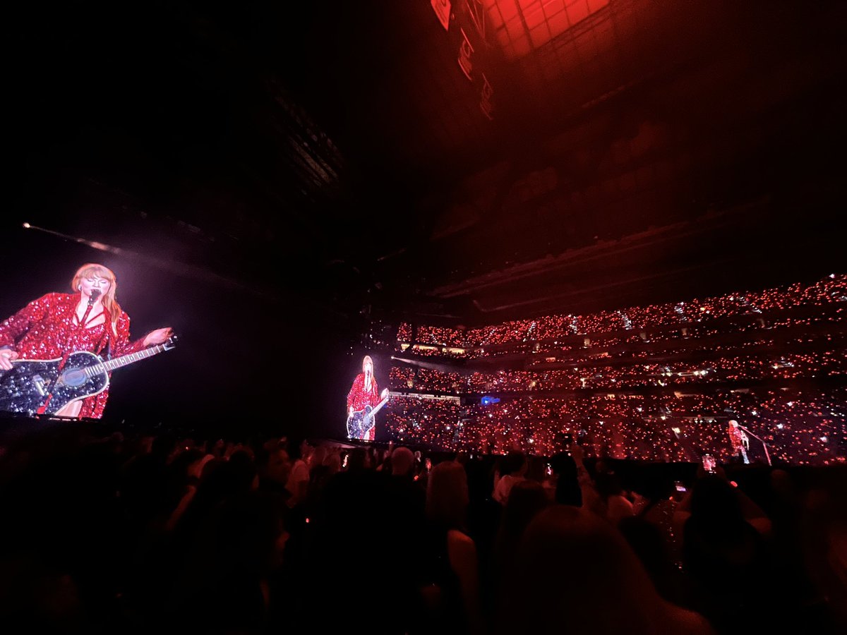lysstaysversion's tweet photo. HAPPY 4 YEARS OF ALL TOO WELL TEN MINUTE VERSION!!!!! #4YearsofRedTaylorsVersion https://t.co/QyDtB8RPNj