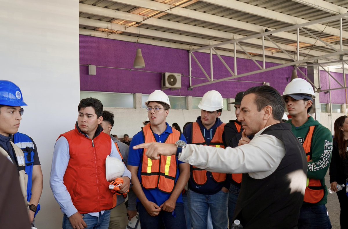 Scop_Chihuahua's tweet image. 👷‍♀️👨‍⚕️ Futuros ingenieros conocieron de cerca cómo la infraestructura transforma vidas.
En la #SCOP recibimos a estudiantes de la Facultad de Ingeniería de la #UACH para un recorrido técnico por la construcción del segundo Búnker de Radioterapia en el Centro Estatal de Cancerología