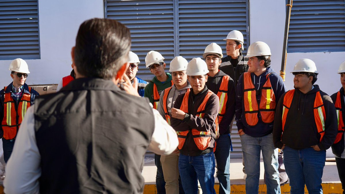 Scop_Chihuahua's tweet image. 👷‍♀️👨‍⚕️ Futuros ingenieros conocieron de cerca cómo la infraestructura transforma vidas.
En la #SCOP recibimos a estudiantes de la Facultad de Ingeniería de la #UACH para un recorrido técnico por la construcción del segundo Búnker de Radioterapia en el Centro Estatal de Cancerología
