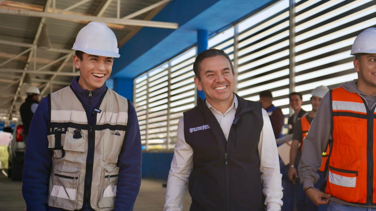 Scop_Chihuahua's tweet image. 👷‍♀️👨‍⚕️ Futuros ingenieros conocieron de cerca cómo la infraestructura transforma vidas.
En la #SCOP recibimos a estudiantes de la Facultad de Ingeniería de la #UACH para un recorrido técnico por la construcción del segundo Búnker de Radioterapia en el Centro Estatal de Cancerología