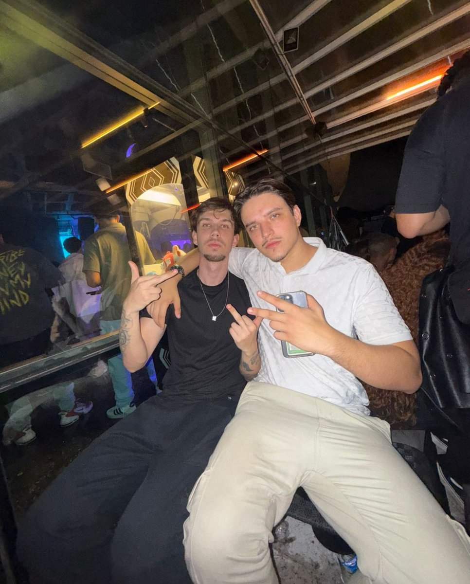 Pra quem vive como alfa, toda noite é de curtição🤑
eu e o <a href="/findomnoah/">Alpha Ferreira</a> só curtindo com a grana das cadelas 😂