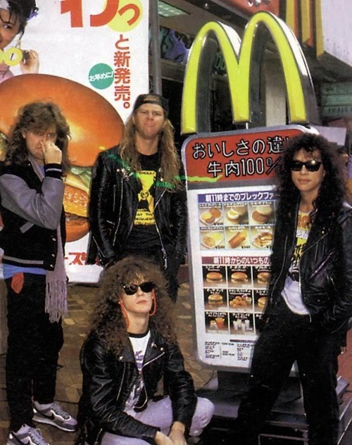 japan80to00's tweet image. 1986年、マクドナルド前で記念撮影する、日本初来日のメタリカ（正確な場所不明）