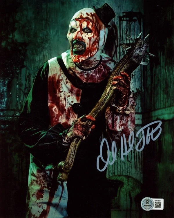 VeriSigned's tweet image. Horror sealed in cellophane: VeriSigned unleashes signed shots of #DavidHowardThornton as Art the Clown, the cult-slasher icon from Terrifier whose twisted grin rewrote indie horror. eBay tinyurl.com/tbuj5p52 and Amazon tinyurl.com/3rwbwnd9
#Terrifier #authentic #beckett