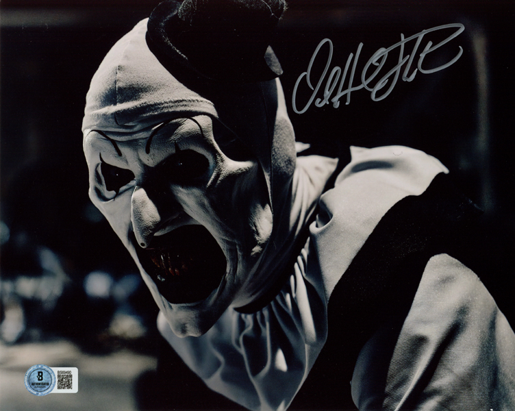 VeriSigned's tweet image. Horror sealed in cellophane: VeriSigned unleashes signed shots of #DavidHowardThornton as Art the Clown, the cult-slasher icon from Terrifier whose twisted grin rewrote indie horror. eBay tinyurl.com/tbuj5p52 and Amazon tinyurl.com/3rwbwnd9
#Terrifier #authentic #beckett