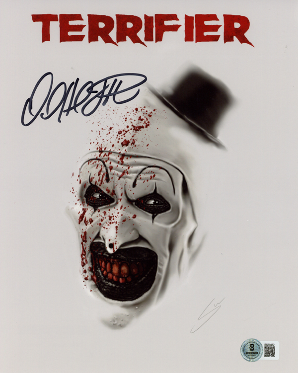 VeriSigned's tweet image. Horror sealed in cellophane: VeriSigned unleashes signed shots of #DavidHowardThornton as Art the Clown, the cult-slasher icon from Terrifier whose twisted grin rewrote indie horror. eBay tinyurl.com/tbuj5p52 and Amazon tinyurl.com/3rwbwnd9
#Terrifier #authentic #beckett