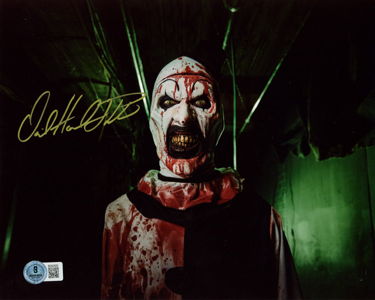 VeriSigned's tweet image. Horror sealed in cellophane: VeriSigned unleashes signed shots of #DavidHowardThornton as Art the Clown, the cult-slasher icon from Terrifier whose twisted grin rewrote indie horror. eBay tinyurl.com/tbuj5p52 and Amazon tinyurl.com/3rwbwnd9
#Terrifier #authentic #beckett
