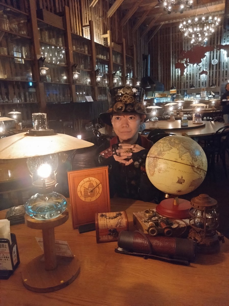 Kobelma's tweet image. もちろん、そうした空間美は #スチームパンク とも相性抜群！！

壁の世界地図やランプ空間美に合うように、地球儀や時計、宝箱や双眼鏡、地図を鞄に詰め込んで…、

これから空飛ぶ蒸気船に乗って、世界各地へと冒険旅に出るような世界観を表現しました！

→

#小樽よいとこ
#小樽スチームパンク