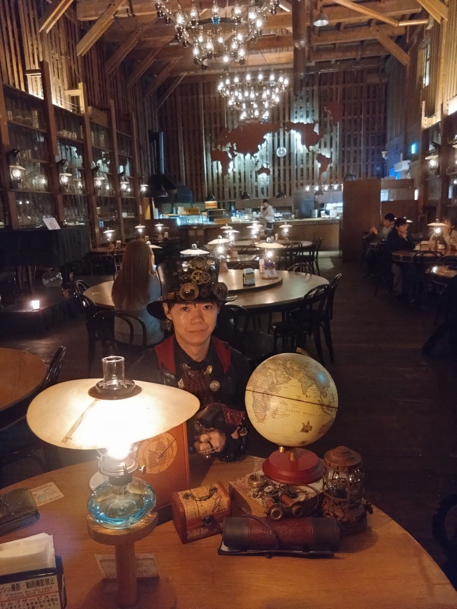 Kobelma's tweet image. もちろん、そうした空間美は #スチームパンク とも相性抜群！！

壁の世界地図やランプ空間美に合うように、地球儀や時計、宝箱や双眼鏡、地図を鞄に詰め込んで…、

これから空飛ぶ蒸気船に乗って、世界各地へと冒険旅に出るような世界観を表現しました！

→

#小樽よいとこ
#小樽スチームパンク