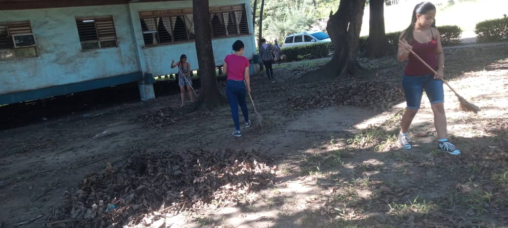 Estudiantes de la Carrera de Ingeniería en Metalurgia y Materiales de la UMoa participan en la recuperación del hospital de Moa.