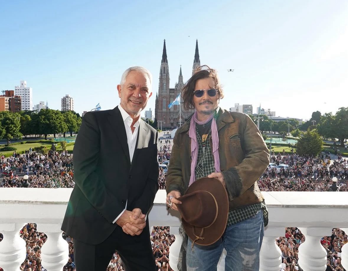 marianherrrera's tweet image. Jhonny Depp le habló al pueblo platense desde el balcón de la Municipalidad. Mejor ciudad del mundo.
