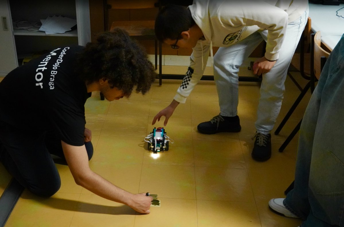 CoderDojoBraga's tweet image. 𝗥𝗲𝗴𝗶𝘀𝘁𝗼𝘀 𝗱𝗮 𝘀𝗲𝘀𝘀𝗮̃𝗼 𝗱𝗼 𝗱𝗶𝗮 𝟬𝟴/𝟭𝟭
A primeira sessão deste ano letivo foi marcada por 𝗺𝘂𝗶𝘁𝗮 𝗲𝗻𝗲𝗿𝗴𝗶𝗮, 𝗰𝗿𝗶𝗮𝘁𝗶𝘃𝗶𝗱𝗮𝗱𝗲 𝗲 𝗲𝗻𝘁𝘂𝘀𝗶𝗮𝘀𝗺𝗼.  ✨
Mal podemos esperar pela próxima sessão! 🚀