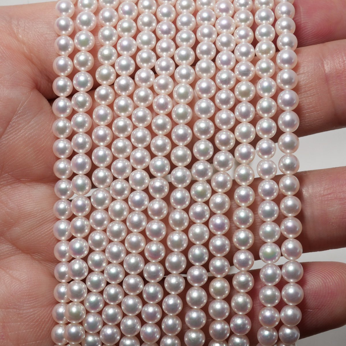 サイズ感に注意が必要なのがベビーパールのネックレスです。

普段使い用になるサイズですが、3.5-4mm なのか5.5-6mm なのかで印象が全然違うので試着必須。

38 42cmあたりにするか、50 60cmあたりにするかが検討項目です。

日本産とベトナム産があるので確認し、納得して買うとよいです。

#真珠沼