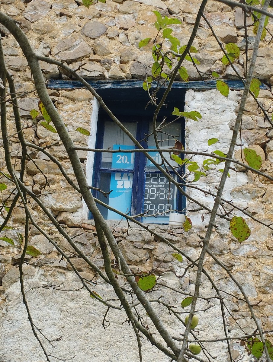 2️⃣0️⃣. Korrikatik hor, bizitza pasatzen ikusten.
🏃🏃 Badator 2️⃣4️⃣.a, ⌚⌚⌚
👣👣Tipi-tapa 👣👣