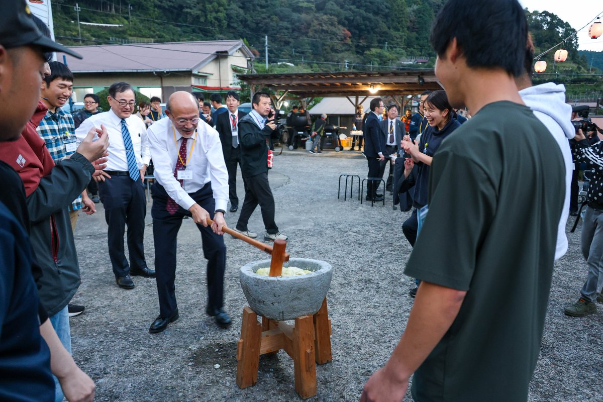 hokudai_forest's tweet image. #和歌山研究林 は本年創立100周年を迎え、記念式典を開催しました。和歌山研究林名物の #モノレール の新規車両の除幕式や和歌山県の定番「 #餅まき」、創立100周年を祝う祝賀祭も併せて行いました。地域の皆様と共に歩んだ100年に感謝し、未来へ向けた連携をより深める一日となりました。
#北大研究林