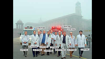 “NO ONE SHOULD BE LIVING IN THIS CITY”: #Delhi doctors said this eight years ago amid rising #AQI levels.

Today, the #air is worse and we are still gasping for #change. When will we take the real actions?

Full article👉 bit.ly/47BmTTA

#AirPollution I #pollution I #AQI