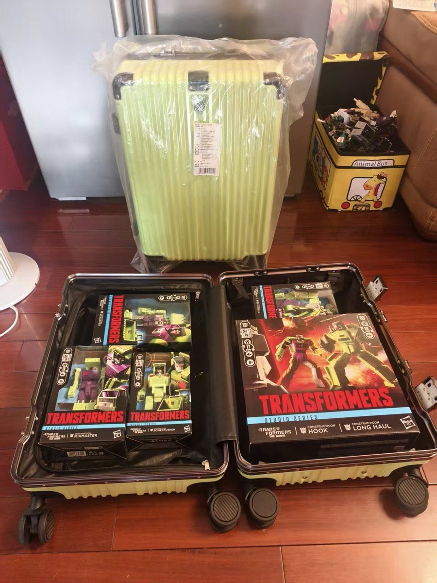 TransformersDen's tweet image. Hasbro Asia exclusive Studio Series Devastator + Optimus Prime &amp;amp; Megatron Gift Sets!

📸: Diyang Zhou (FB)

#Transformers #Devastator #OptimusPrime #Megatron #Hasbro