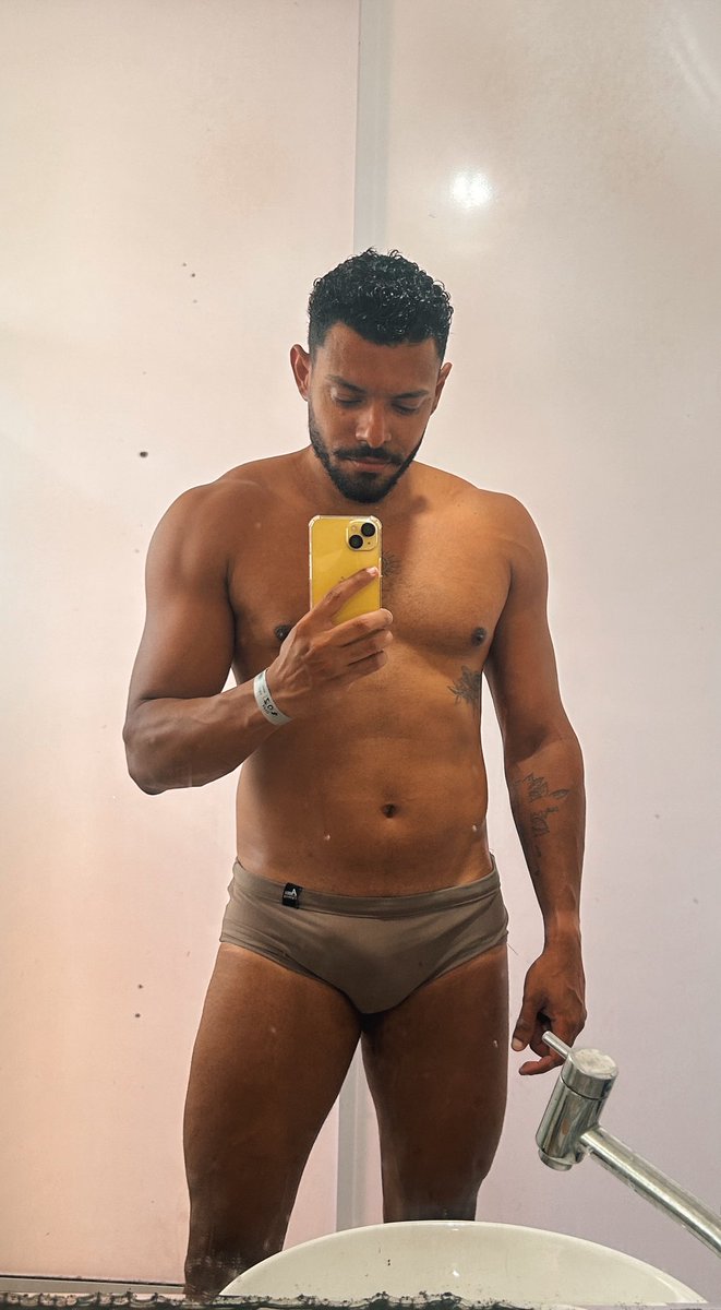 MundoCaio's tweet image. A sunga que comprei a mais de uma ano e fico com vergonha de usar na praia 😩