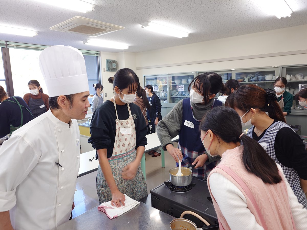 ku_wellness's tweet photo. 2025 11 12（水）ケーキハウスエンゼルの裏野パティシエによる加賀野菜を使ったお菓子作り教室を開催しました。五郎島金時を使ったモンブラン、美味でした。裏野パティシエ、「金沢市の名工」授賞、おめでとうございます！
#モンブラン #五郎島金時 #学生クルー https://t.co/Q2Fuo7PvSv