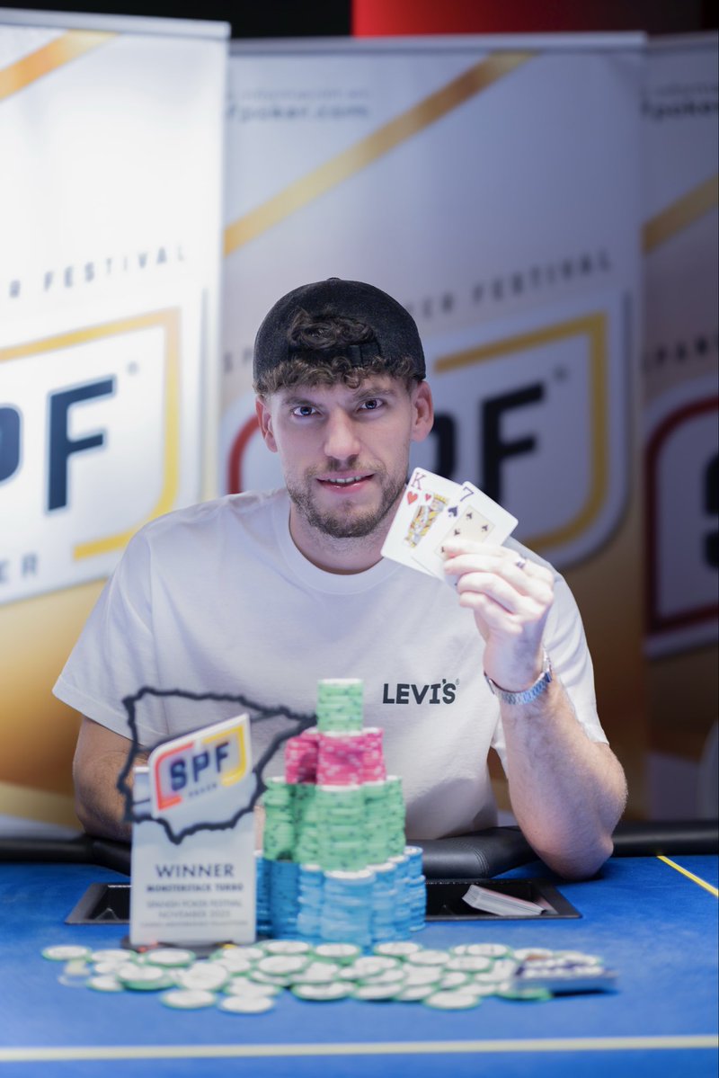 SPFpoker's tweet image. JORDI MULET PELEGRÍ – GANADOR DEL MONSTER STACK 

Después de un intenso heads-up final, Jordi Mulet Pelegri se corona campeón y se lleva el trofeo a casa.

¡Enhorabuena!👏🏻

#SPF #SPFVillajoyosa #MonsterStack #PokerLive #SPF2025