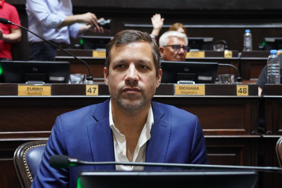 JPdeJesusOK's tweet photo. En la Cámara de Diputados de Buenos Aires seguimos trabajando por una provincia más justa. Por eso, en la sesión de hoy, transformamos en Ley una iniciativa que promueve la capacitación del personal educativo en discapacidades, neurodivergencias y diversidades cognitivas.

Además, aprobamos tres proyectos que fueron girados al Senado: la incorporación de la educación emocional en jardines y escuelas, la autorización a cooperativas eléctricas municipales para desempeñarse como autogeneradores comunitarios y la declaración de interés provincial de la lactancia materna.

También ingresaron con estado parlamentario el Presupuesto 2026, la Ley Fiscal e Impositiva y el pedido de Financiamiento del gobierno provincial.

Seguimos construyendo una provincia de Buenos Aires con mayores derechos, inclusión y oportunidades.