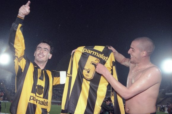 Venían del Peñarol del 60, de Morena y les llegó el Quinquenio.
El abuelo, el padre y el pibe, sufriendo lo mismo que las generaciones anteriores.
Esos pibes hoy tienen hijos, sus  padres hoy son los abuelos, y siguen traumados.
Ah, también, como hoy, eran terceros en algo de dos