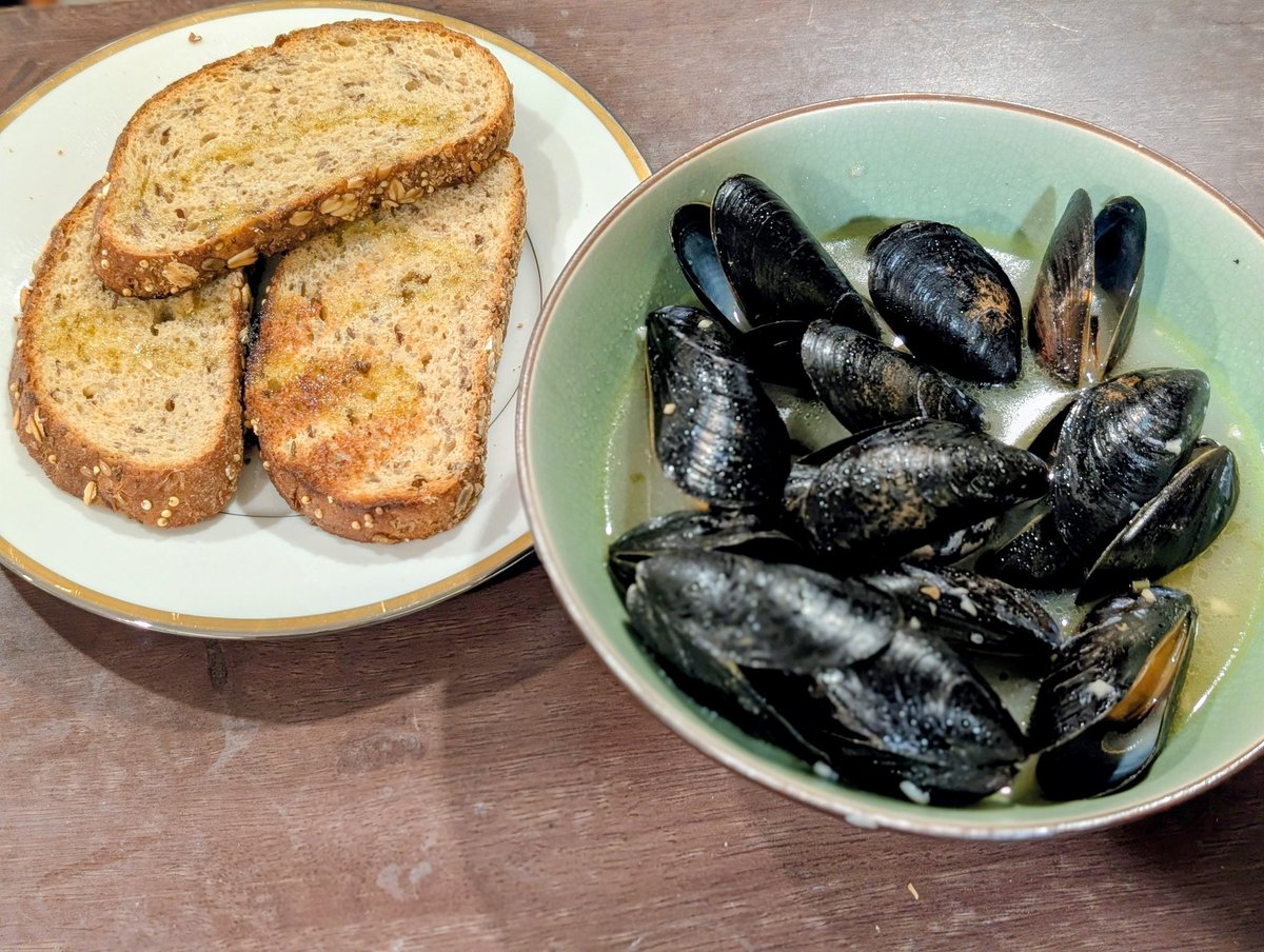Phoenix0317's tweet image. Mussels in White Wine and Garlic Sauce with Sourdough Rye Garlic Toast.
#cheflife #chefathome #chefstable #chefmode #cookingjourney #cookingathome #cheflife #homecooking #homechef #homecook   #goodeats #tasty #simplydelicious #mykitchen #myhappyplace