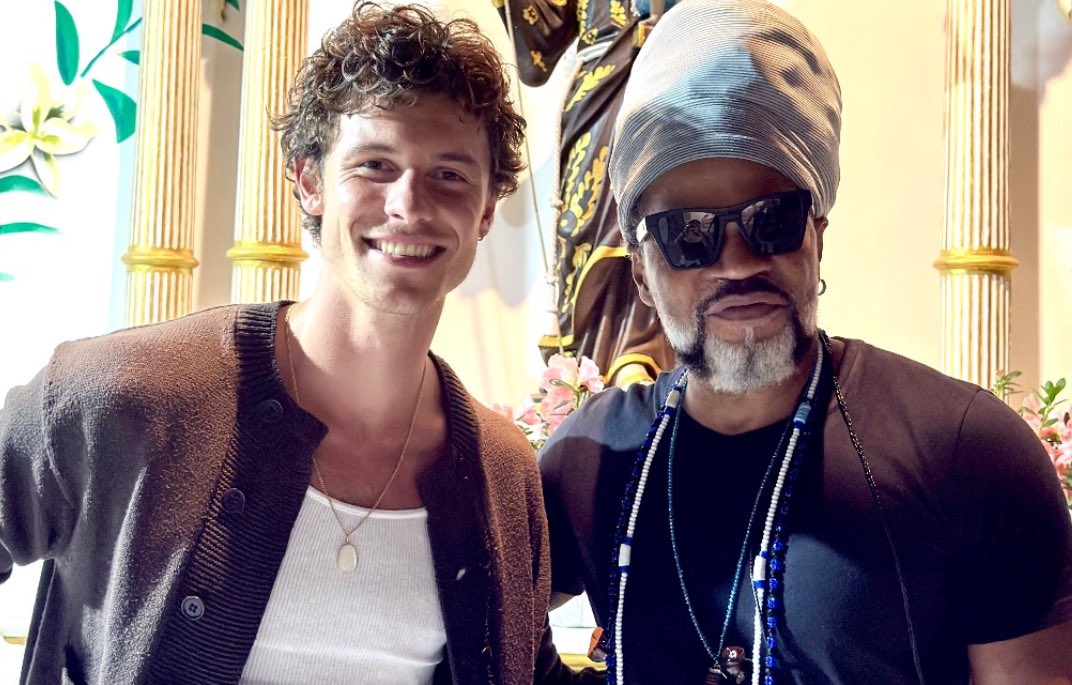 wonzdvr's tweet photo. sério não tem sensação melhor do que você ser fã de alguém que ama conhecer a cultura do seu país, os cantores, as pessoas, os pontos turísticos e vem nele em todas as oportunidades que tem 😭 https://t.co/vHXu3qkUFZ