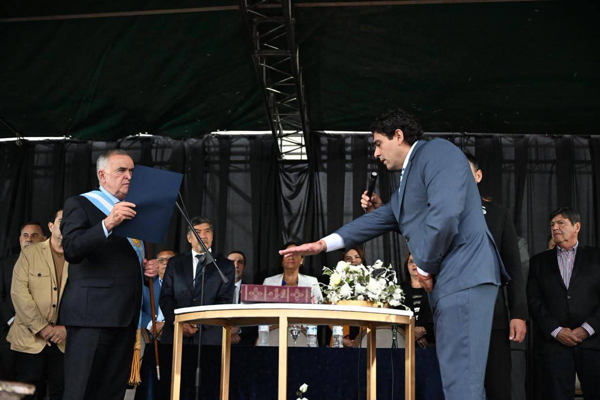 OsvaldoJaldo's tweet photo. 𝗝. 𝗕. 𝗔𝗹𝗯𝗲𝗿𝗱𝗶 | Fue un honor encabezar la jura de las nuevas autoridades, en una jornada profundamente democrática que marca el comienzo de una etapa renovada para esta querida comunidad del sur tucumano.

🤝 Tomé juramento al intendente Bruno Romano y a los concejales que integrarán el nuevo Concejo Deliberante: Sergio Marcelo Ogas (presidente), Héctor Adolfo Díaz Chavero (vicepresidente primero), Cintia Melik Matar (vicepresidenta segunda), José Diógenes Romano, Ana María Campos, Nancy Cuenca, Sergio Muray, José Mario Calderón, Martina Siri y Ramiro Aguilera. Ellos tendrán la responsabilidad de legislar para el bienestar de cada familia.

🏛️ Cumplimos la palabra empeñada: en 120 días garantizamos la elección y hoy consolidamos la voluntad popular con un acto que honra la transparencia, el respeto institucional y la democracia.

🔎 Con orgullo destacamos que en los últimos comicios Tucumán fue la provincia con mayor participación electoral del país. Ese compromiso ciudadano nos impulsa a seguir trabajando con más cercanía y con un Estado presente, fortaleciendo políticas que transformen la vida de nuestra gente.

💼 Ratificamos nuestro acompañamiento a la gestión del intendente Romano, avanzando juntos en una agenda que priorice seguridad, salud, educación, infraestructura urbana y acción social, para dar respuestas concretas a esta comunidad.

🚔 En seguridad, aún quedan desafíos. Vamos a profundizar la lucha contra el narcotráfico y fortalecer el trabajo articulado con la Policía, la Justicia y las áreas sociales para brindar más tranquilidad a las familias.

🔧 También asumimos el compromiso de trasladar ministerios provinciales a la zona, trabajando directamente en el territorio, escuchando y resolviendo junto a los vecinos. Así entendemos la gestión: con presencia real y sin excusas.

👏🏻 Agradezco la tarea del interventor Guillermo Norry, quien dejó bases importantes para continuar avanzando en soluciones concretas.

🌱 Iniciamos una etapa de unidad, compromiso y trabajo conjunto. Acompañaremos cada decisión que fortalezca el progreso local y responda al enorme potencial de su gente.

👥 Participaron de la ceremonia el vicegobernador Miguel Acevedo; el presidente subrogante de la Legislatura, Sergio Mansilla, y su vicepresidente Aldo Salomón; los ministros Darío Monteros, Regino Amado, Luis Medina Ruiz y Marcelo Nazur; los diputados nacionales Elia Fernández, Agustín Fernández y Gladys Medina, además de intendentes, legisladores y comisionados comunales de toda la provincia.