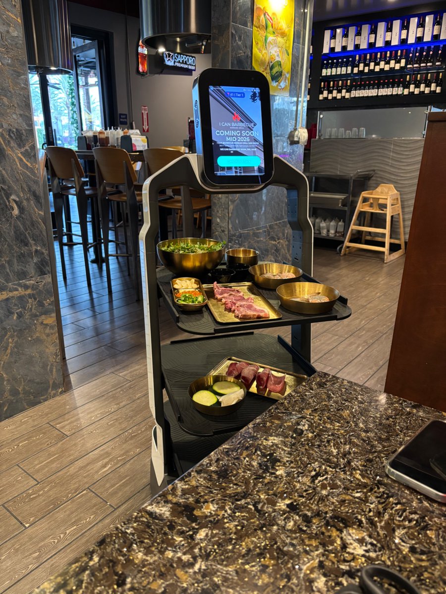 Пожрем пожалуй. Робот официант. Интересно. Вижу в первый раз такое