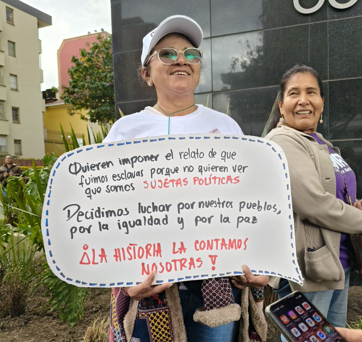 ComunesCoL's tweet image. El día de hoy en #Bogotá mujeres firmantes del #AcuerdoDePaz se manifestaron en contra del relato que se quiere imponer que desconoce su papel y agencia política histórica en la insurgencia y la construcción de paz en el país. 

La paz no la vamos a construir con relatos que…
