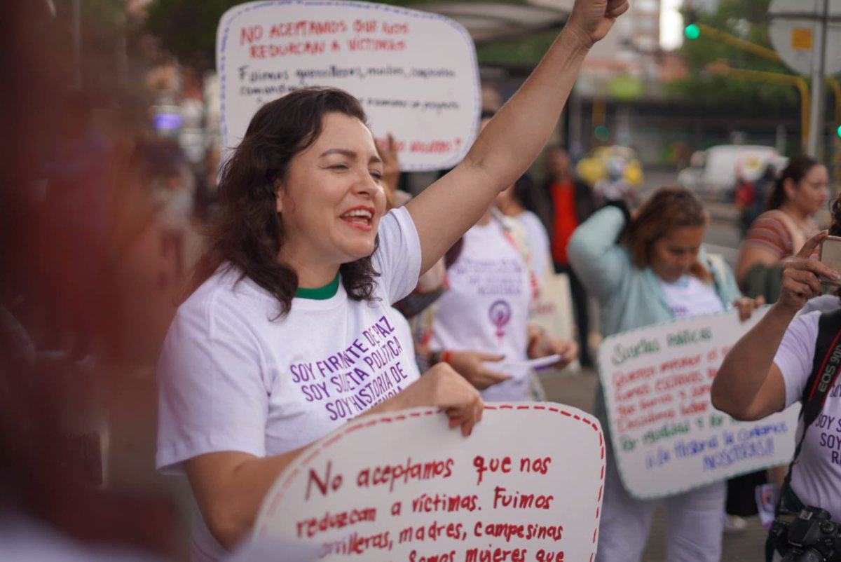 ComunesCoL's tweet image. El día de hoy en #Bogotá mujeres firmantes del #AcuerdoDePaz se manifestaron en contra del relato que se quiere imponer que desconoce su papel y agencia política histórica en la insurgencia y la construcción de paz en el país. 

La paz no la vamos a construir con relatos que…