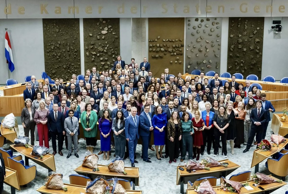 Met deze bloemen feliciteren wij en vele Armeniërs met ons <a href="/ZalinyanAni/">Ani Zalinyan</a>  vandaag met haar installatie als lid van de Tweede Kamer.
Wij wensen haar veel kracht en succes toe bij het uitoefenen van dit mooie, maar moeilijke ambt!
#TweedeKamer #Armeniërs #GroenLinksPvdA