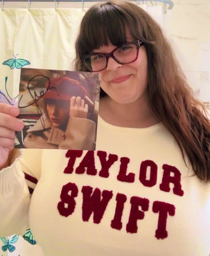 DontBlameKeke's tweet photo. Happy birthday to my favorite fall album π₯Ήβ€οΈ πΏ πΆ π #4YearsofRedTaylorsVersion @taylornation13 @taylorswift13 https://t.co/6xvUTBt2aD