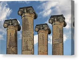 AsemEcono's tweet photo. في مفهوم ذكي ممكن يغيّر نظرتك للحرية المالية من جذورها…

اسمه: Four Pillar Freedom
أو بالعربي: حرية الأعمدة الأربعة 🧱
الفكرة؟
الحرية الحقيقية ما تنبني على "الفلوس" بس…
الحرية = توازن بين أربع ركائز أساسية:

1️⃣ حرية الوقت ⏰
أن تتحكم بوقتك، تعيش يومك بشروطك،
مو مربوط بوظيفة تسرق يومك، ولا جدول يستهلكك.
تبغى وقتك لنفسك، لأهلك، لهواياتك، لصحتك.

2️⃣ الحرية المالية 💰
أن يكون عندك دخل ساكن يغطي مصاريفك.
تشتغل لأنك تبغى، مو لأنك مجبور.
الراحة المالية ما تعني الغنى الفاحش…
تعني إنك تعيش بدون قلق.

3️⃣ حرية الصحة 🧘‍♂️
الفلوس والوقت ما لهم طعم إذا صحتك تعبانة.
اهتم بجسمك، نومك، أكلَك، وصحتك النفسية.
كلها عناصر تعزز هذا العمود الجوهري.

4️⃣ حرية العلاقات 🤝
أن تكون محاط بناس يفهمونك، يدعمونك،
مو علاقات سامة تضغطك وتستنزفك.
الناس اللي حولك… يا يبنونك، يا يهدّونك.

✋ الخلاصة؟
إذا طاح واحد من هالأعمدة…
تنهز حريتك.
التحدي مو إنك تركّز على واحد…
التحدي إنك تبنيهم كلهم، مع بعض، بتوازن وذكاء.
ابدأ اليوم، واسأل نفسك:
وش العمود اللي محتاج أشتغل عليه أكثر؟
وإيش أول خطوة ممكن تقوّيه؟
الحرية ما تجي فجأة…
تجي مع كل قرار ذكي، وكل اختيار واعي. 💡