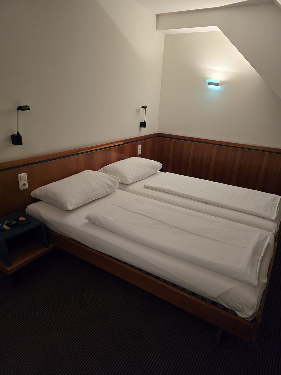 missi_val's tweet image. Tag 1 vorbei, langer Tag, persönlich einen riesigen Veränderungsschritt für die Zukunft gemacht(morgen Klarheit).😶‍🌫️
An Tag 2 gehts um 11 Uhr direkt los mit den Arbeiten an Bühne und co., ich sag wir sind ausgelastet. 🫠
Bis morgen 🤗