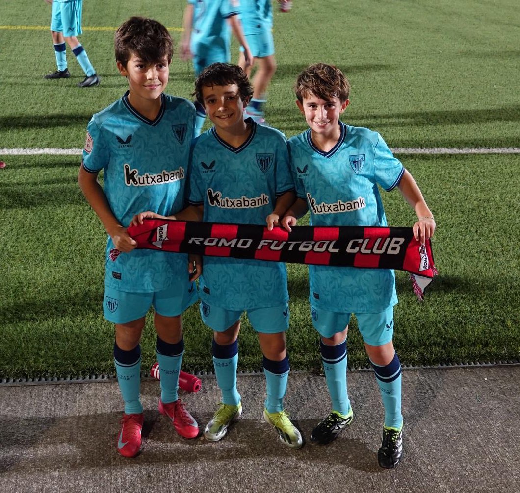 🔴⚪️ LEZAMA 

Gure 2013 taldeko Aiert, Ignacio eta Iñigo Lezaman egon dira gaur <a href="/AthleticClub/">Athletic Club</a>-ekin entrenatzen.

Saben que estar allí es gracias al trabajo del día a día junto a sus compañeros, así que no se han olvidado del Romo. 

👏🏻 Zorionak‼️

#Romo #Cantera #GetxoKirolak