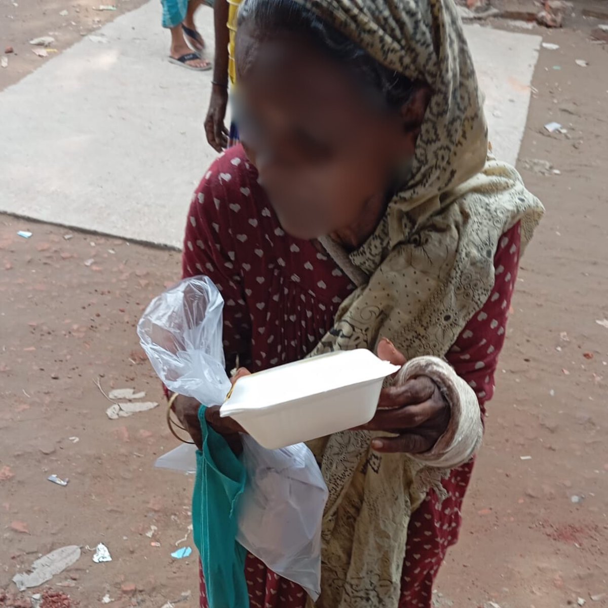 TheLeafProject_'s tweet photo. Over the course of two feeding drives held in Dhaka, Bangladesh, we reached more than 75 individuals from underprivileged communities, providing them with warm meals and care. https://t.co/Vu4FqxJUA2
