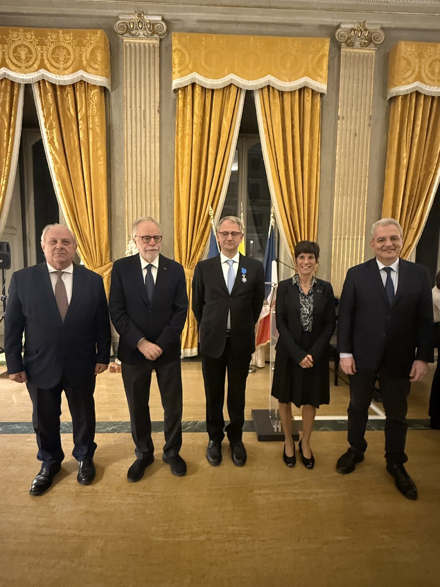 L’Ambassadrice a remis les insignes de chevalier de l’Ordre national du Mérite à Mauro Garofalo, artisan de paix de la <a href="/santegidionews/">Comunità di Sant'Egidio</a> . Son action pour la paix et la solidarité incarne les valeurs chères à la France. 🇫🇷🌍 <a href="/vaticannews_fr/">Vatican News</a> <a href="/FranceenItalie/">La France en Italie 🇫🇷🇪🇺</a> <a href="/Agenzia_Ansa/">Agenzia ANSA</a> <a href="/afpfr/">Agence France-Presse</a>