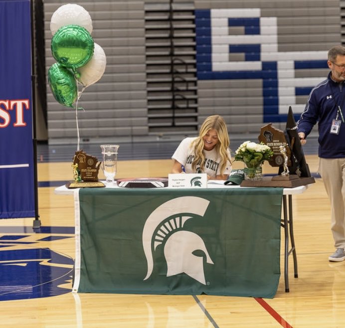 JulieHaugen17's tweet photo. It was a family affair today 💚🤍 in addition to loving @RamblersWGolf , our house will now also shout “Go Green” @MSU_WGolf @rob_haugen @PaytonHaugen @MadisonHaugen1 https://t.co/WnsNE91pQT